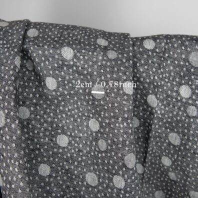 Juodas lininis audinys baltais burbuliukais dvipusis žakardinis tinka drabužiams ir namų tekstilei siūti