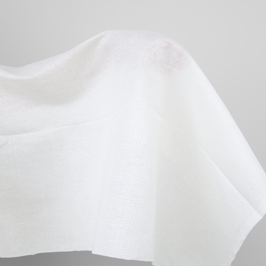 Baltas ažūrinis audinys