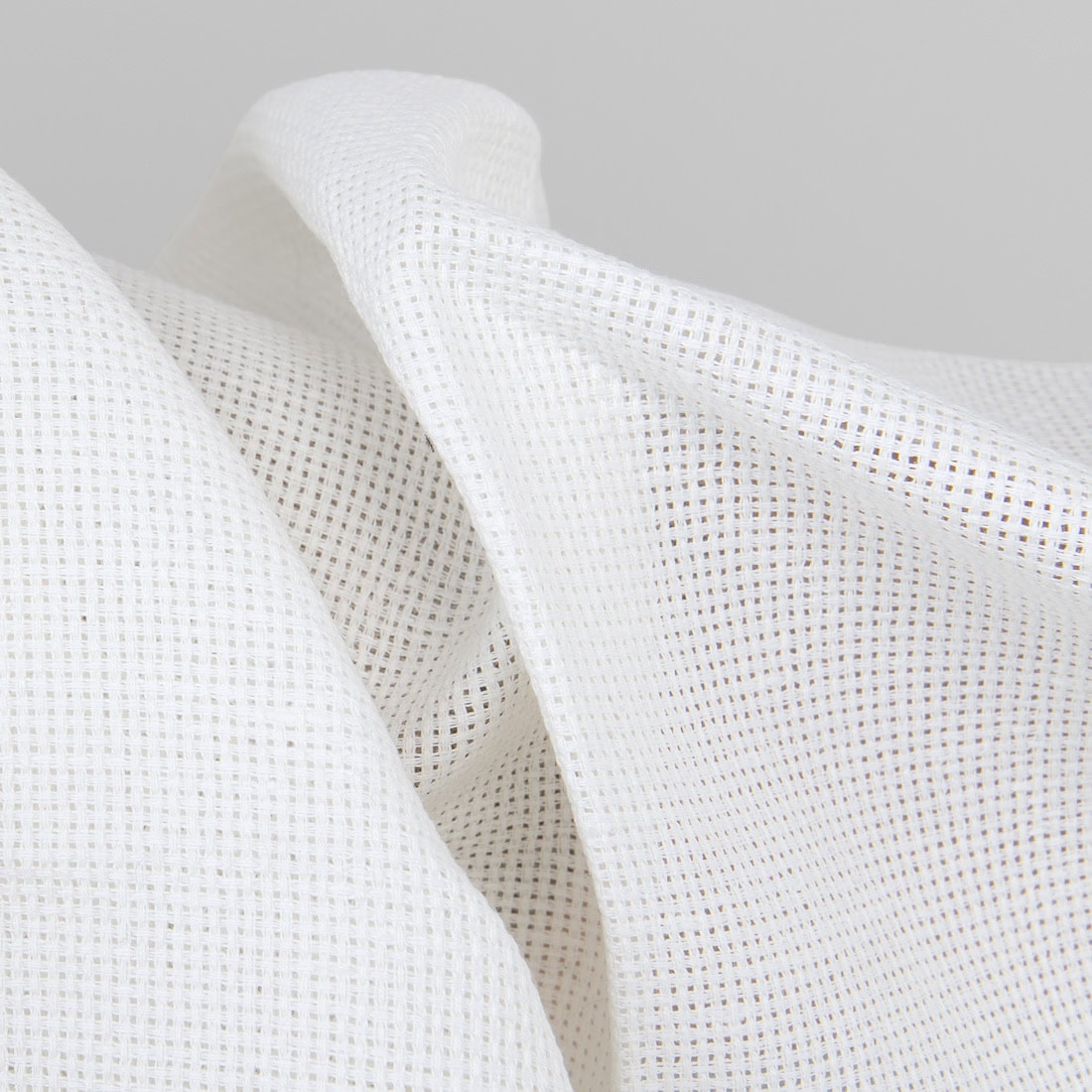 Ryškiai baltas ažūrinis lino - medvilnės audinys