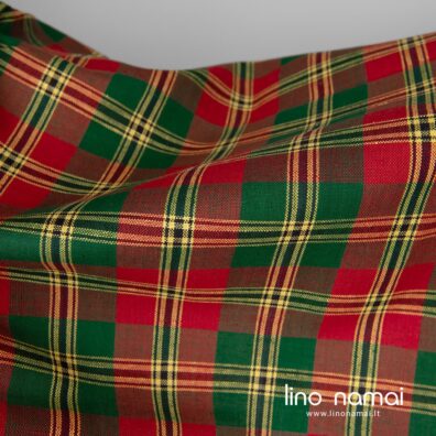 Lino - medvilnės audinys žaliais, raudonais langeliais tinka drabužiams ir namų tekstilės gaminiams siūti