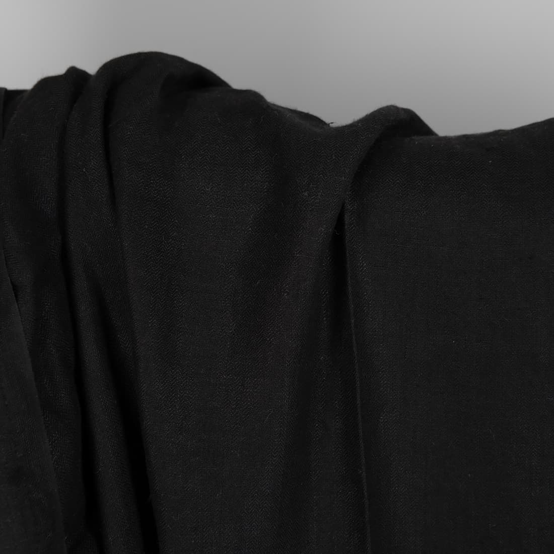 Juodas lininis audinys „eglutės“ raštu skalbtas specialia technologija