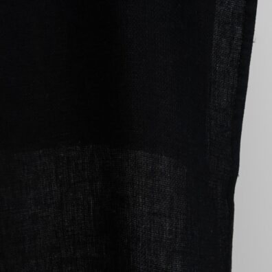 Juodas "vaflinis" lininis audinys tinka siūti įvairius vonios ir pirties gaminius, rankšluosčius, kitus aksesuarus.