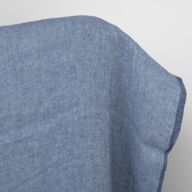 Mėlynai baltas lininis audinys „eglutės“ raštu skalbtas