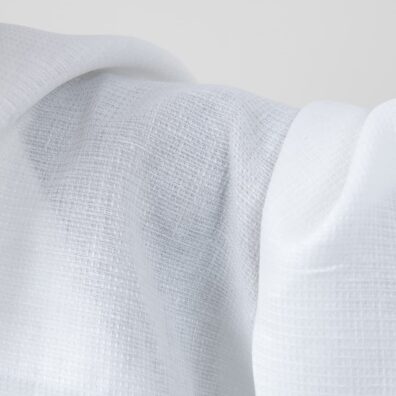 Ryškiai baltas lino audinys „vafliniais“ langeliais tinka chalatams ir rankšluosčiams siūti