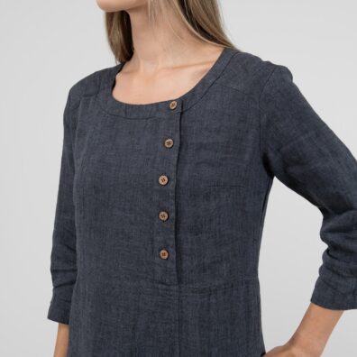 JULI lininė pilka suknelė apvalia iškirpte ir asimetriniu sagų užsegimu