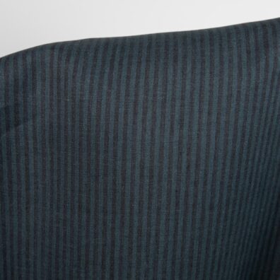 Dryžuotas 100% lino audinys išaustas iš tamsiai mėlynų ir juodų verpalų