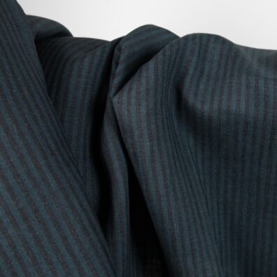 Lininis audinys mėlynais ir juodais dryžiais tinka drabužiams ir namų tekstilei siūti