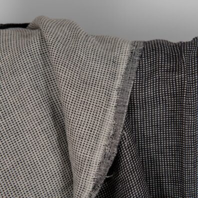 Lininis raštuotas dvipusis audinys, išaustas iš juodų ir balto smėlio spalvos verpalų, skalbtas