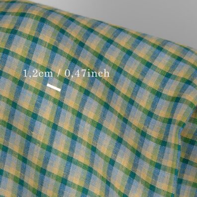 Lininis audinys mėlynais, žaliais, geltonais ir pilkais langeliais