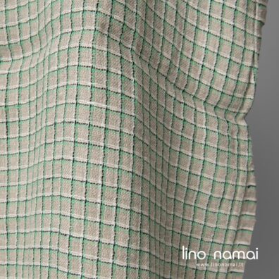 Lininis pilkas audinys žaliais langeliais, skalbtas tinka drabužiams ir namų tekstilei siūti