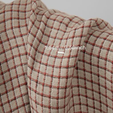 Languotas lininis audinys, išaustas iš natūralios spalvos, pieno baltumo, juodų ir raudonų verpalų, skalbtas specialia technologija