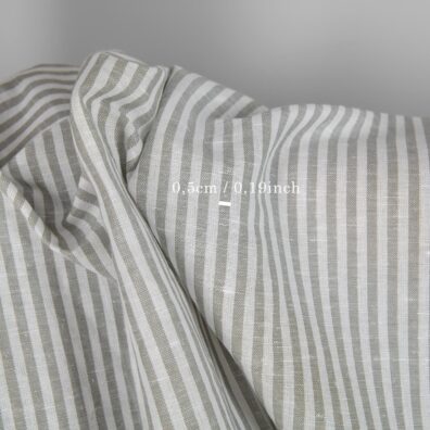 Lino - medvilnės audinys su ryškiai baltomis ir žalsvai pilkomis juostelėmis