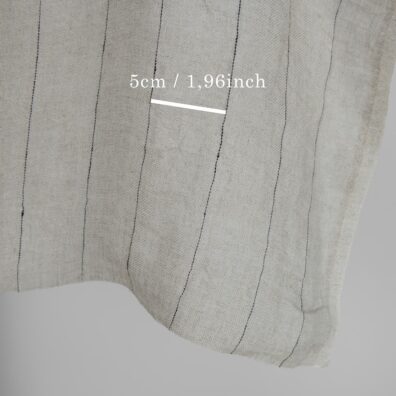 Natūralios pilkos spalvos lino audinys vertikaliais juodais dryžiais, lengvas, plonas, permatomas, skalbtas