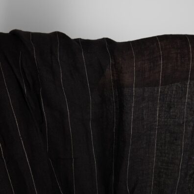 Juodas permatomas lininis audinys pilkais dryžiais, skalbtas tinka užuolaidoms ir šalikams siūti