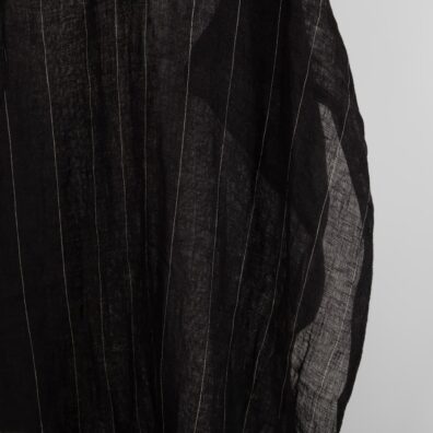 Juodas permatomas lininis audinys pilkais dryžiais, skalbtas, minkštas, švelnus