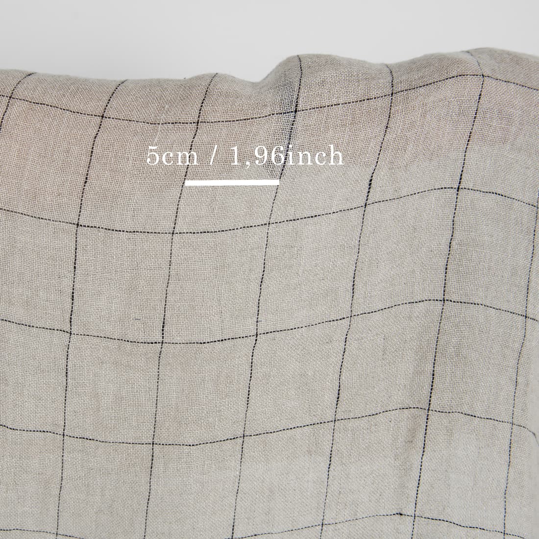 Natūralios pilkos spalvos lino audinys juodais langeliais, lengvas, plonas, permatomas, skalbtas