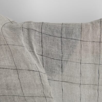 Pilkas permatomas languotas lininis audinys, skalbtas tinka užuolaidoms ir šalikams siūti