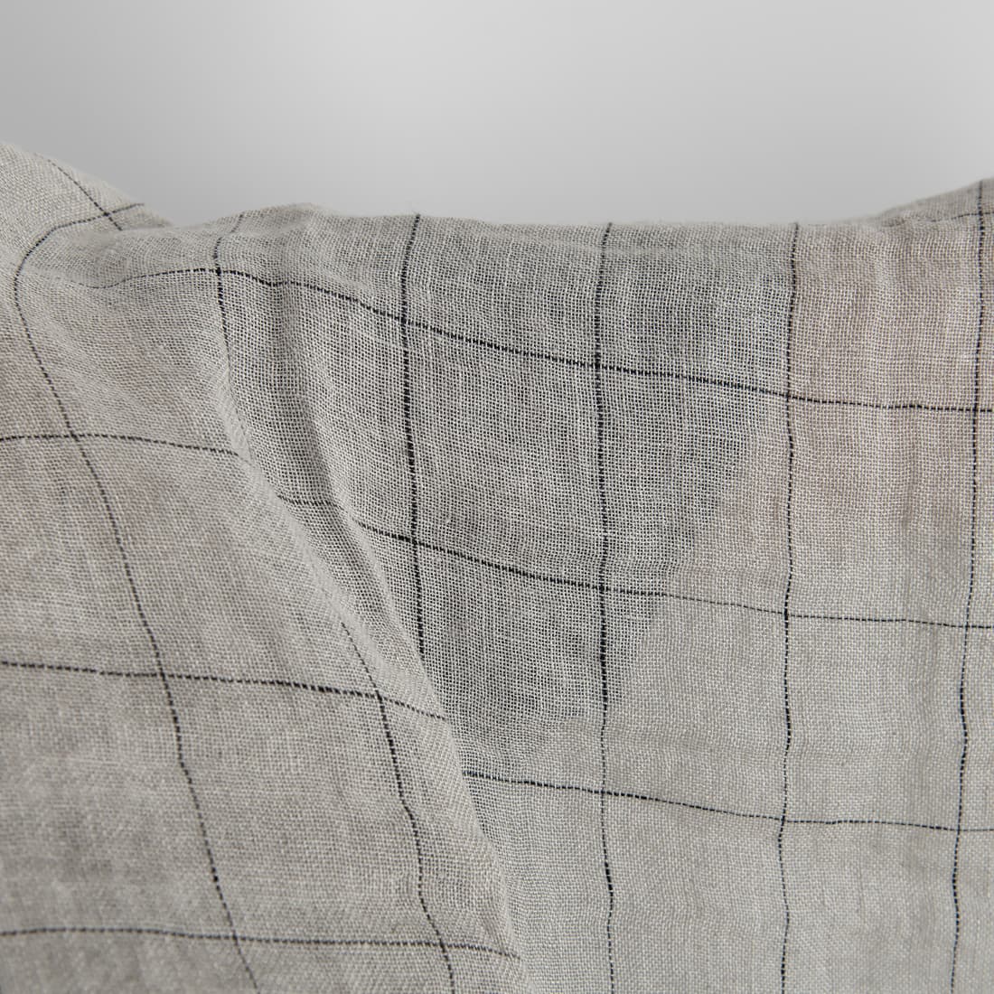 Pilkas permatomas languotas lininis audinys, skalbtas tinka užuolaidoms ir šalikams siūti