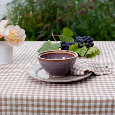 VICHY lininė staltiesė šviesiai rudais ir pieno baltumo langeliais iš specialiai skalbto, minkšto, švelnaus audinio