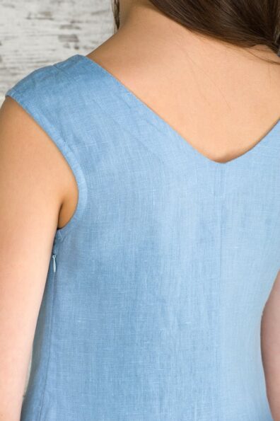 Šviesiai mėlyna lininė suknelė su pagilinta V formos iškirpte nugaroje