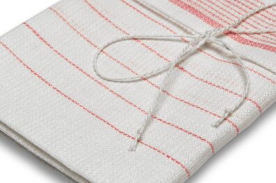 Baltas lininis virtuvės rankšluostis raudonais dryžiukais