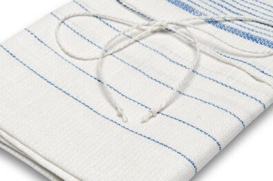 Mėlynais dryželiais margintas baltas gryno lino virtuvės rankšluostis perrištas virvele