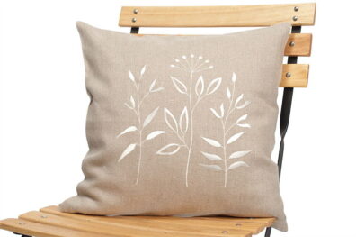 Natūralios spalvos gėlių motyvais siuvinėtas pagalvėlės užvalkaliukas