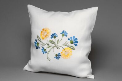 Baltas pagalvėlės užvalkaliukas siuvinėtas gėlėmis