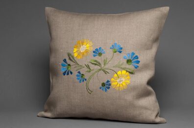 Pilkas pagalvėlės užvalkaliukas siuvinėtas gėlėmis