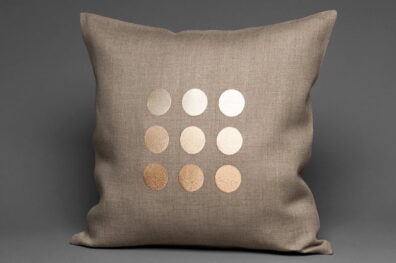 Pilkas pagalvėlės užvalkaliukas rusvais burbuliukais