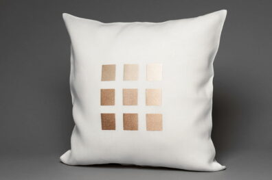 Baltas pagalvėlės užvalkaliukas rusvais kvadratukais