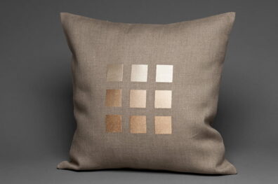 Pilkas pagalvėlės užvalkaliukas auksiniais kvadratukais
