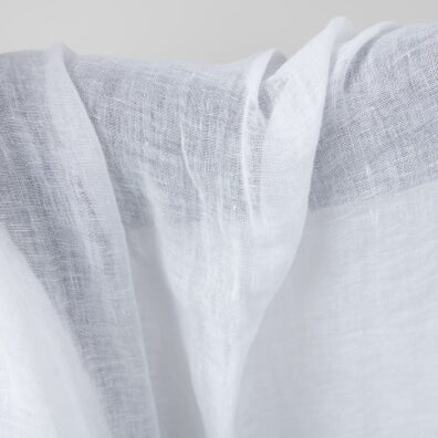 Ryškiai baltas permatomas lininis audinys, skalbtas 145cm pločio