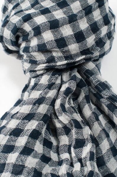 Lininis šalikas tamsiai mėlynais langeliais