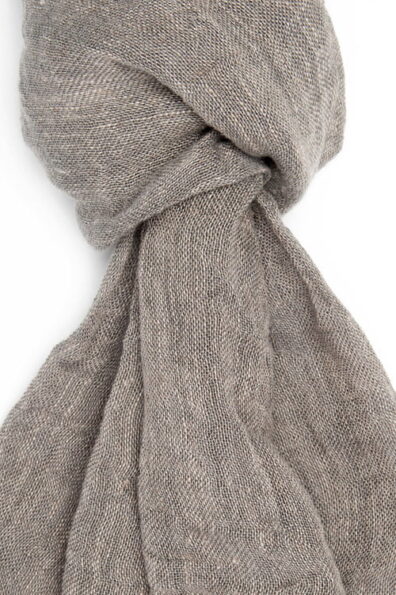 Tamsiai pilkos spalvos skalbtas lino šalikėlis, pagamintas iš lengvo ir reto audinio