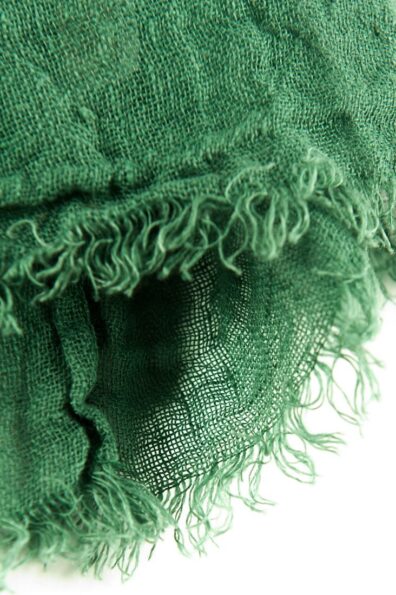 Žalias lininis šalikas su pešiotais kutais