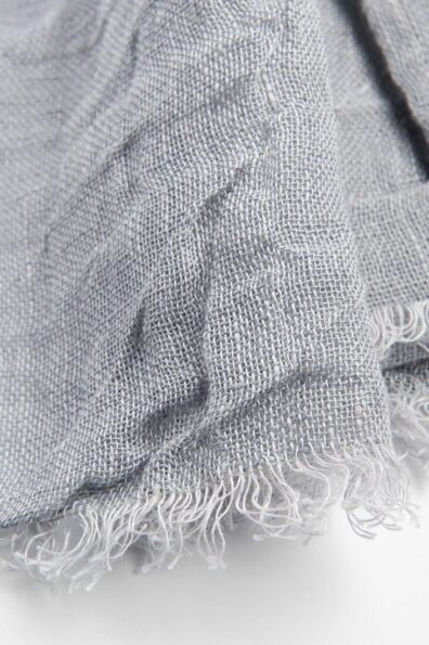 Lininis šalikas, pilkas, su pešiotais kutais trumposiose kraštinėse