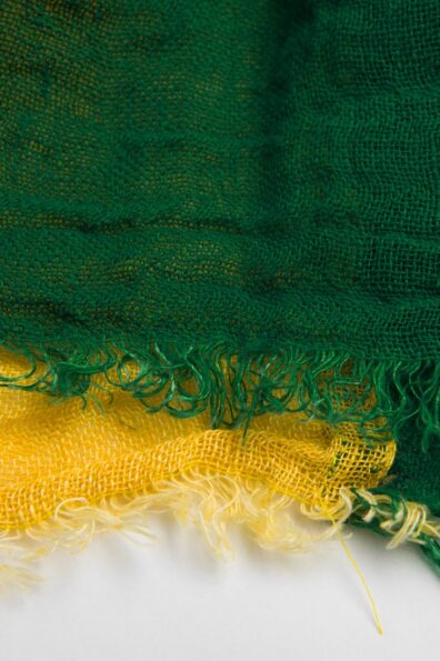 Trispalvis lininis šalikas su pešiotais kutais