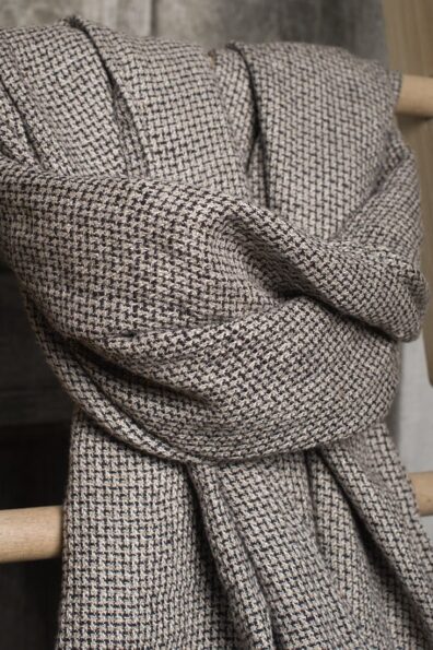 Pilkas skalbto lino šalikas autas įdomiu geometriniu juodu raštu