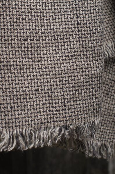 Pilkas raštuotas lininis šalikas su kutais