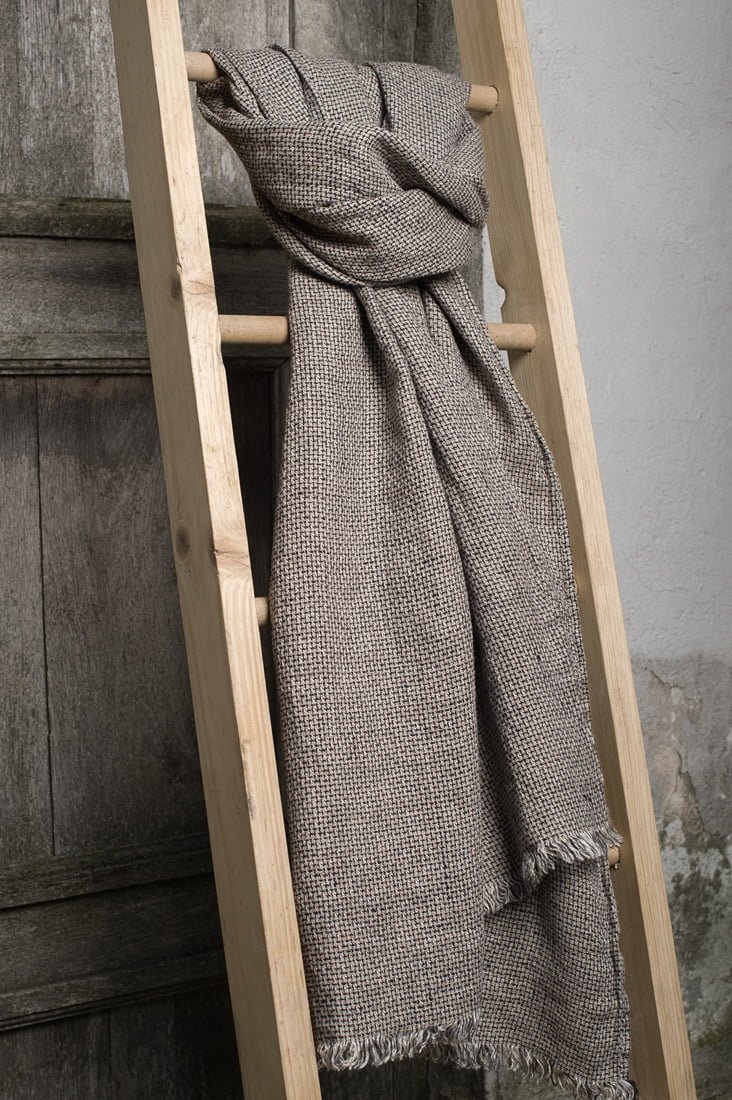 Pilkas ra&scaron;tuotas lininis &scaron;alikas