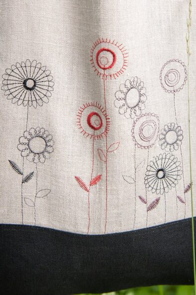 Lininis pilkas krepšys puoštas dailiomis siuvinėtomis gėlėmis