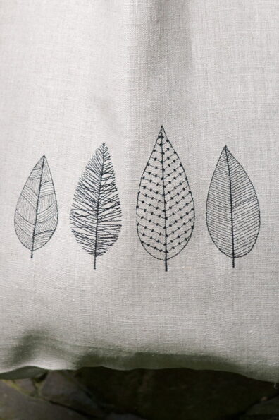 Lininis pilkas krepšys su išsiuvinėtais juodais lapeliais