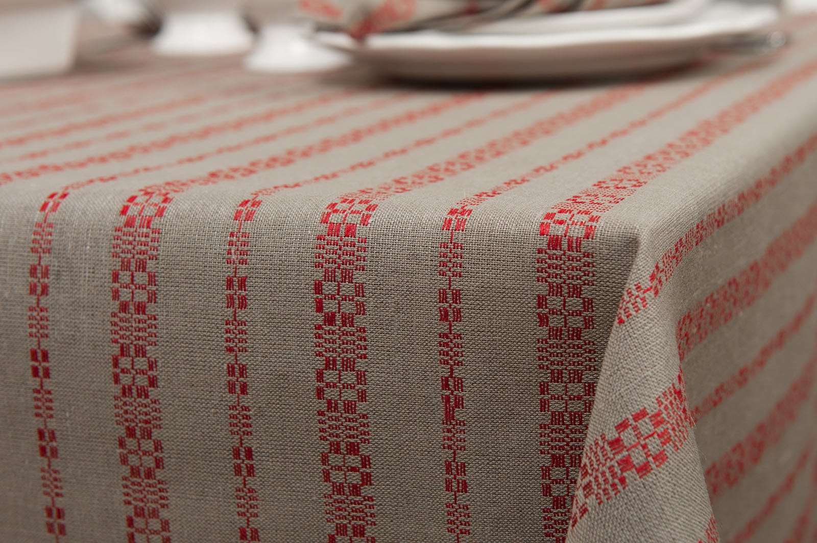 Lininė pilka staltiesė / Lino - medvilnės staltiesė pilkomis ir raudonomis raštuotomis juostelėmis.