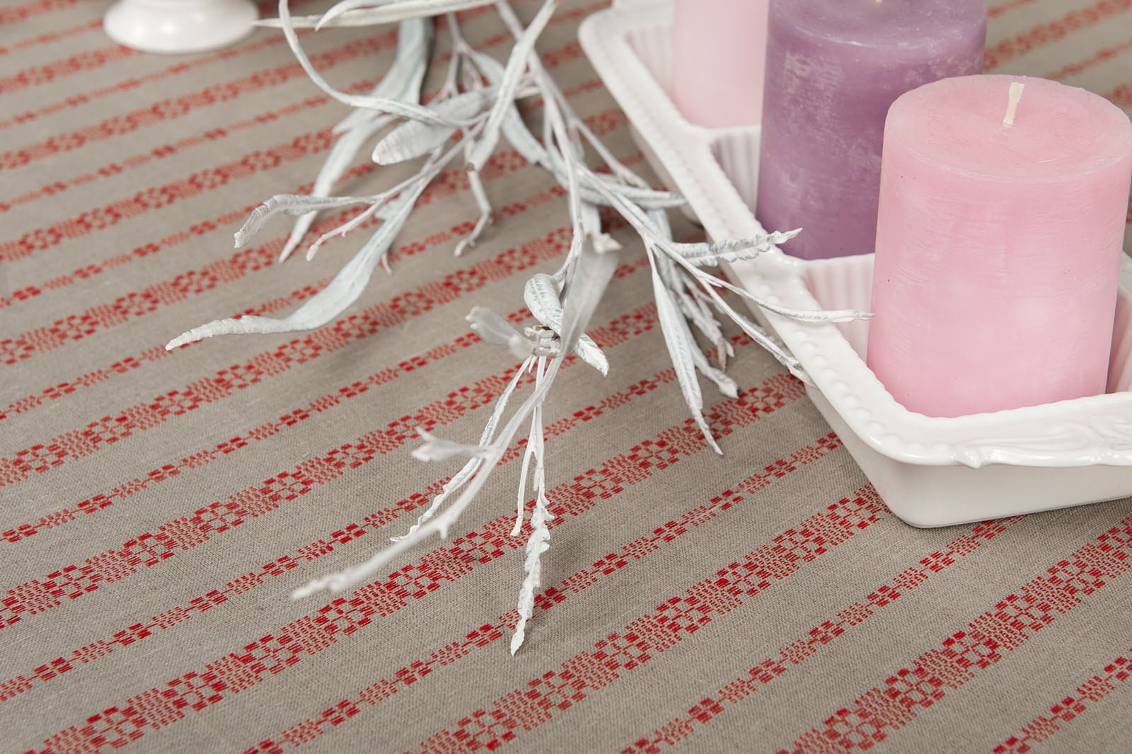 Lininė pilka staltiesė su raudonais ornamentais / raudonomis tautinių motyvų juostelėmis.