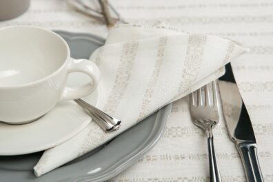 Lininė balta servetėlė su pilkais ornamentais