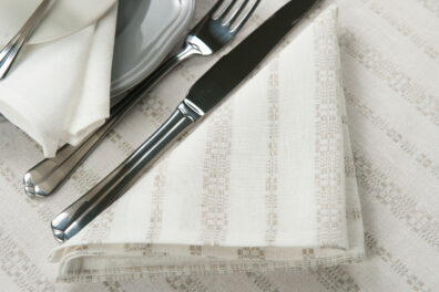 Lino - medvilnės servetėlė su pilkomis raštuotomis juostelėmis.