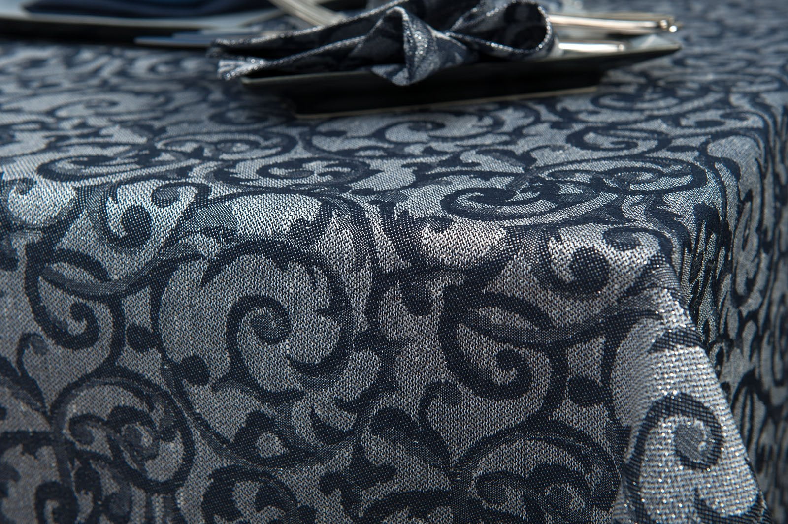 Lininė pilka staltiesė / Žakardinė puslininė staltiesė su blizgesiu.