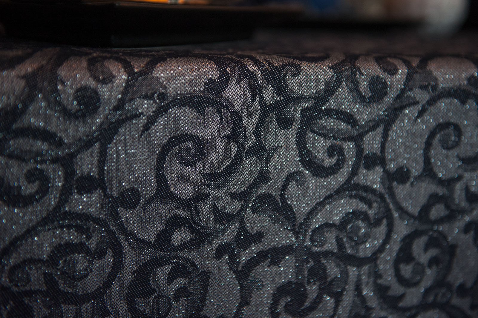 Lininė pilka staltiesė / Pilkšva blizganti lino - medvilnės staltiesė su tamsiai mėlynais raštais.