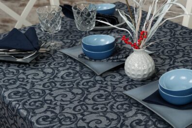 Lininė pilka staltiesė / Puslininė staltiesė su tamsiai mėlynais raštais pilkšvame fone, blizganti.